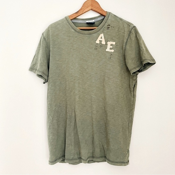 🎯3/$10 American Eagle Outfitters Graphic Tee Olive Green Athletic Fit Large - Picture 1 of 6